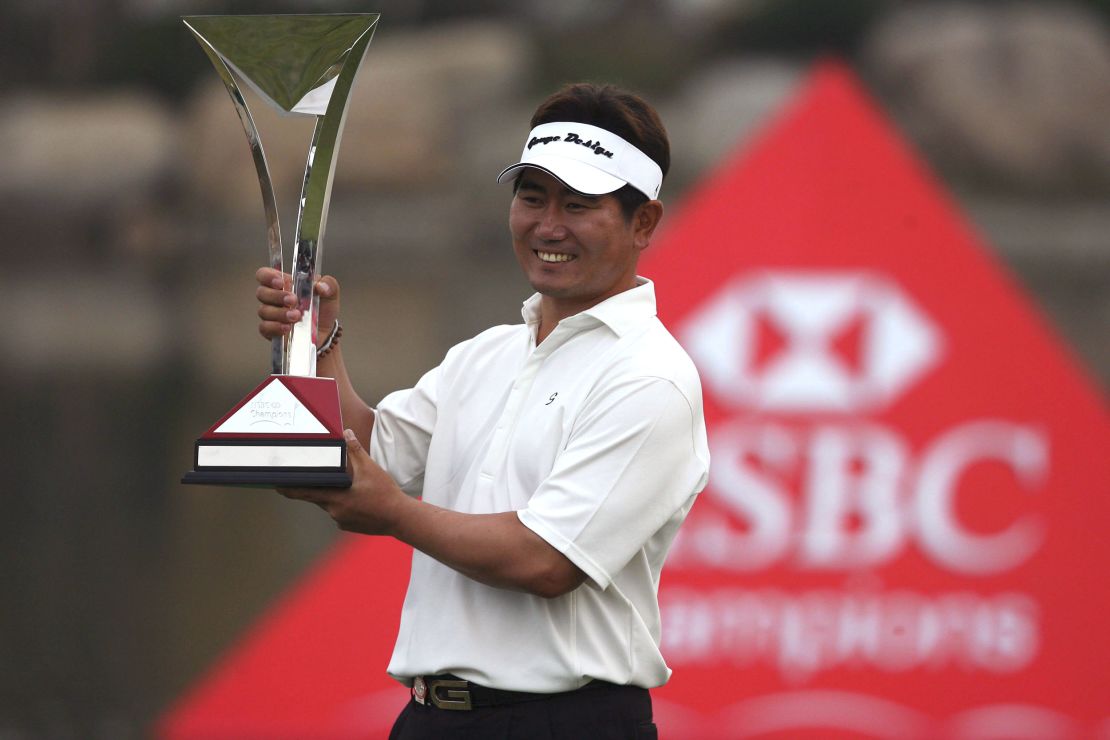 Yang toasts his victory ahead of Woods at the 2006 HSBC Champions.