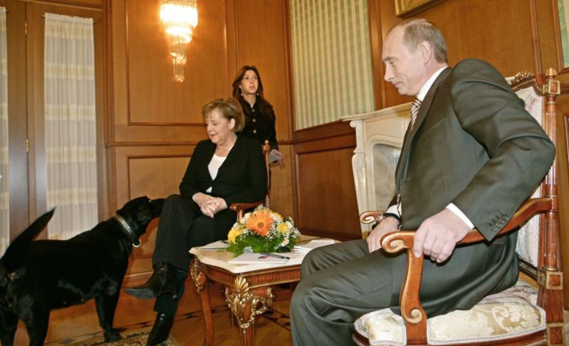 El presidente de Rusia, Vladimir Putin, observa cómo su perra Kuni se acerca a la canciller de Alemania, Angela Merkel, en Sochi en enero de 2007.