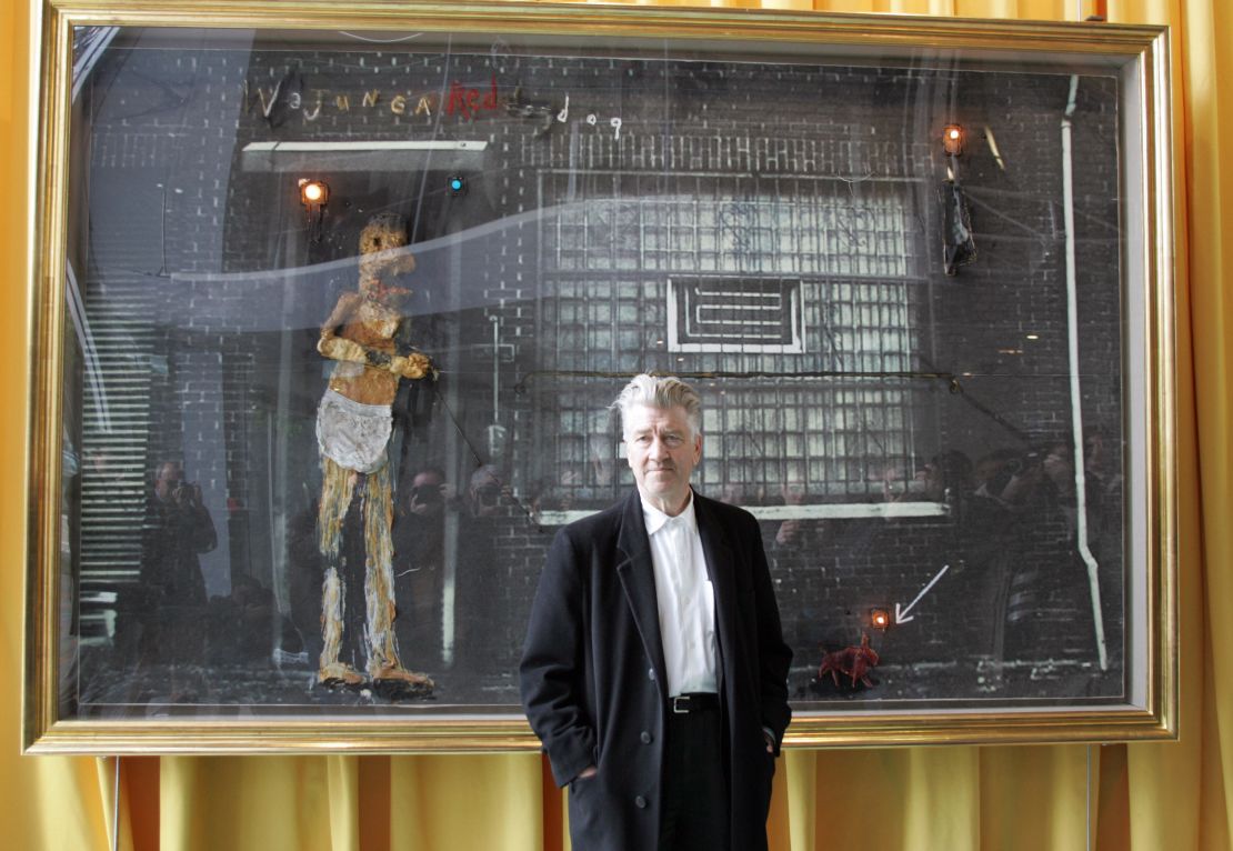 David Lynch posa frente a una de sus obras, el 1 de marzo de 2007, en la Fundación Cartier para el Arte Contemporáneo, durante su exposición "The Air is on Fire".