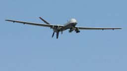 BASE DE LA FUERZA AÉREA CREECH, NV - 8 DE AGOSTO: Un MQ-9 Reaper vuela en una misión de entrenamiento el 8 de agosto de 2007 en la Base de la Fuerza Aérea Creech en Indian Springs, Nevada. El Reaper es el primer vehículo aéreo no tripulado (UAV) “cazador-asesino” de la Fuerza Aérea y está diseñado para atacar objetivos sensibles al tiempo en el campo de batalla, así como para proporcionar inteligencia y vigilancia. Los Reapers, del tamaño de un caza a reacción, miden 36 pies de largo con una envergadura de 66 pies y pueden volar hasta 14 horas completamente cargados con bombas guiadas por láser y misiles aire-tierra. Pueden volar dos veces más rápido y alto que los Predators MQ-1 más pequeños, alcanzando velocidades de 300 mph a una altitud de hasta 50.000 pies. Los aviones son pilotados por un piloto y un operador de sensores desde estaciones de control en tierra. Se espera que los Reapers sean utilizados en operaciones de combate por el ejército de Estados Unidos en Afganistán e Irak durante el próximo año. (Foto de Ethan Miller/Getty Images)