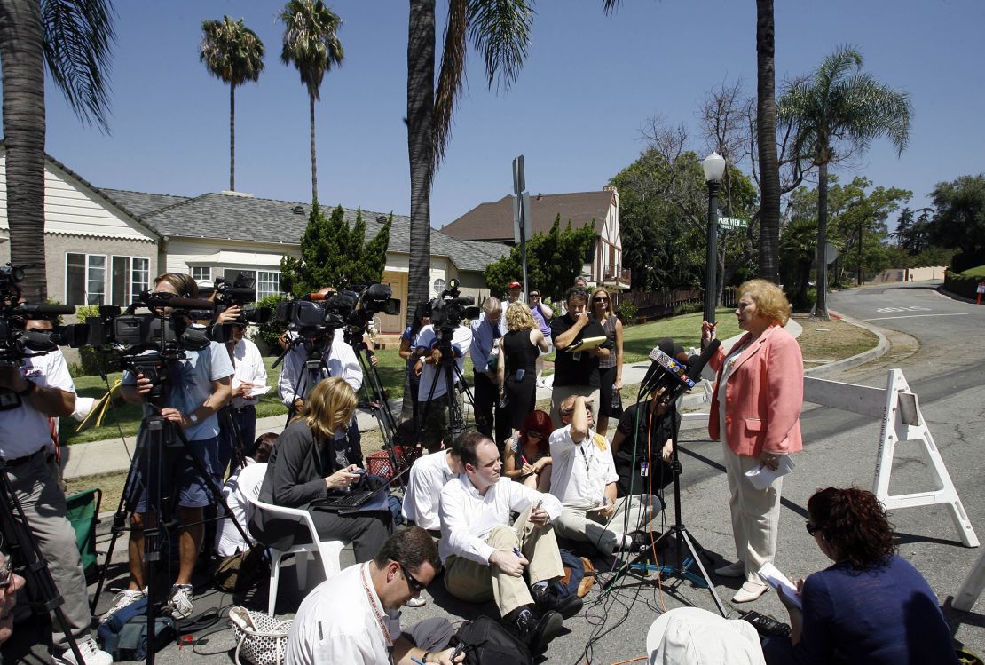 Linda Deutsch, right, the designated court pool reporter, presents the media with the pool report of a visit to the home of music producer Phil Spector in August  2007 in Alhambra, California.