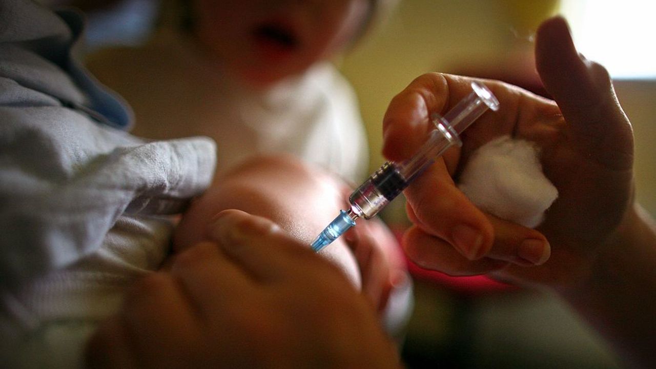 GLASGOW, UNITED KINGDOM - SEPTEMBER 03:  A young boy receives a immunization jab at a health centre in Glasgow September 3, 2007 in Glasgow, Scotland. Medical experts still believe the MMR jab is safe and that the vaccine does not cause autism.  (Photo by Jeff J Mitchell/Getty Images)