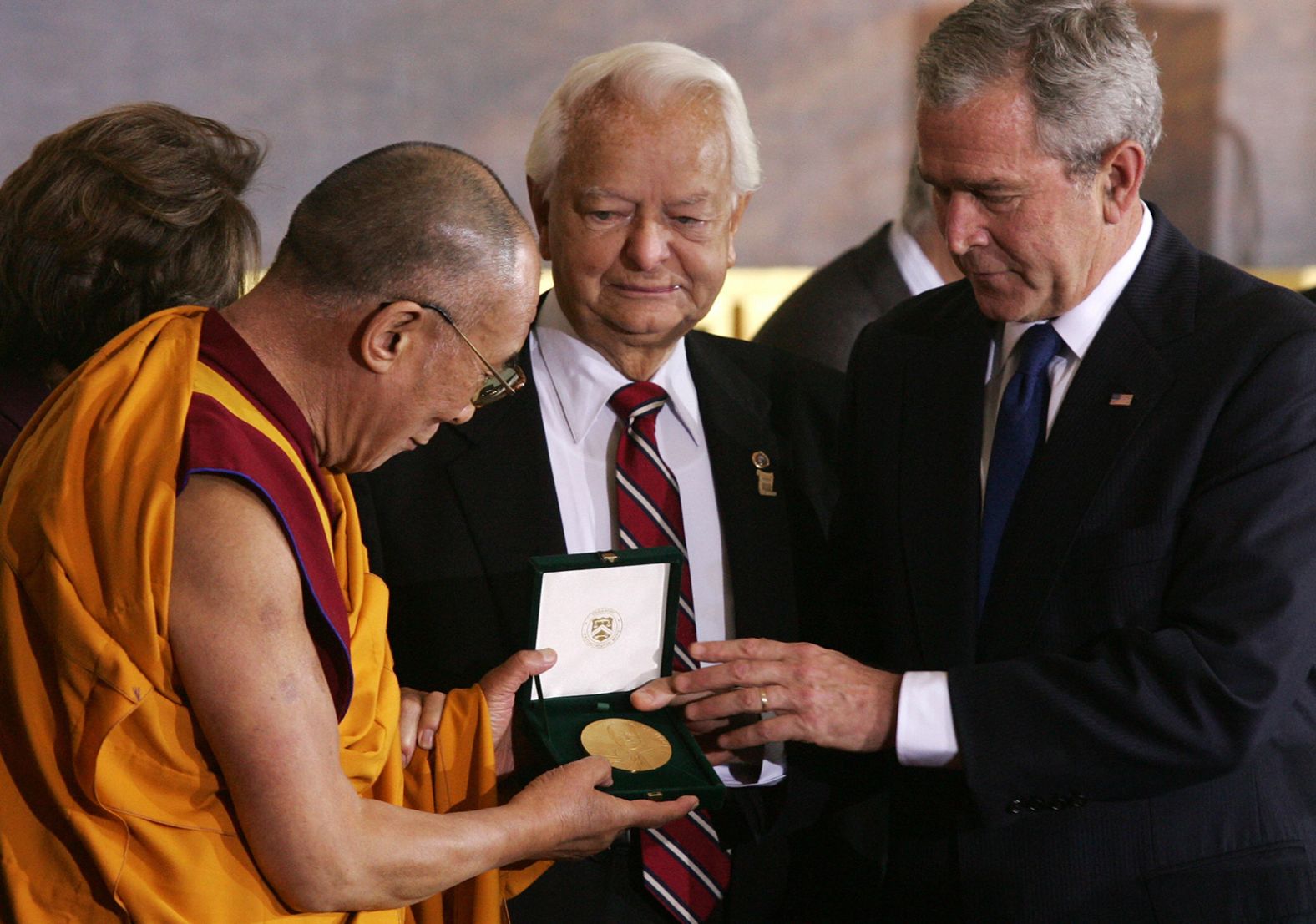 <a href="index.php?page=&url=https%3A%2F%2Fwww.cnn.com%2F2013%2F07%2F07%2Fpolitics%2Fgeorge-w-bush-fast-facts">United States President George W. Bush </a>presents the Dalai Lama with the Congressional Gold Medal in 2007.