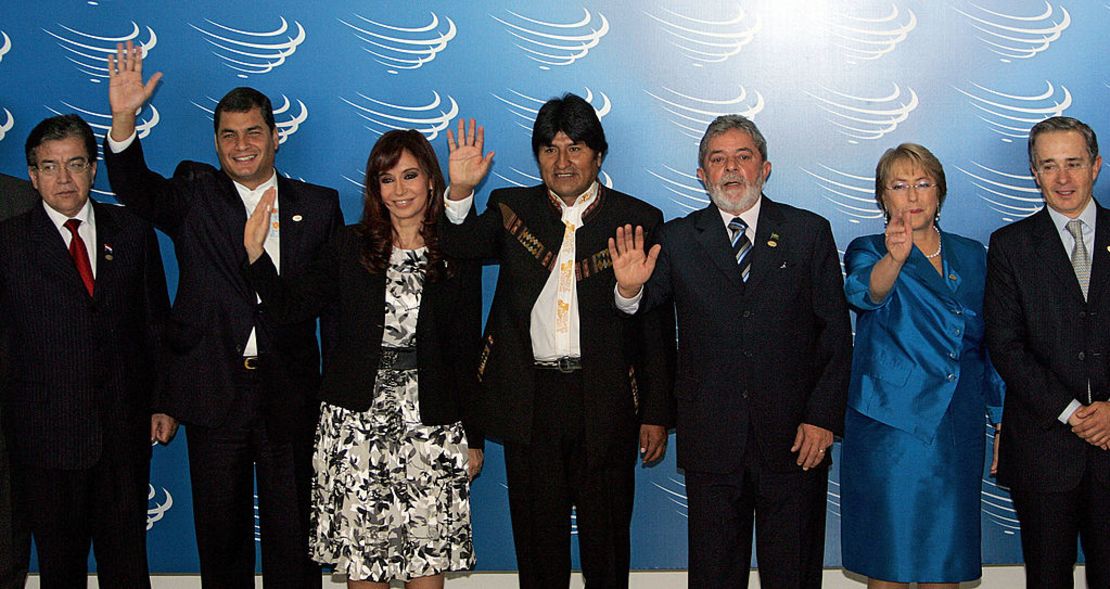 El presidente de Paraguay, Nicanor Duarte; el presidente de Ecuador, Rafael Correa; la presidenta de Argentina, Cristina Fernandez de Kirchner; el presidente de Bolivia, Evo Morales; el presidente de Brasil, Luiz Inacio Lula da Silva; la presidenta de Chile, Michelle Bachelet; y el presidente de Colombia, Alvaro Uribe, durante una cumbre de la UNASUR, el 23 de mayo de 2008, en Brasilia.