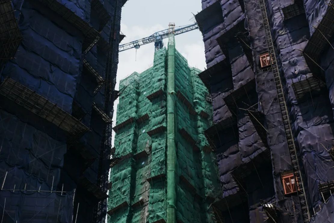 Edificios residenciales revestidos con andamios de bambú y malla protectora en una obra en Tsuen Wan, Hong Kong, el 30 de julio de 2017.