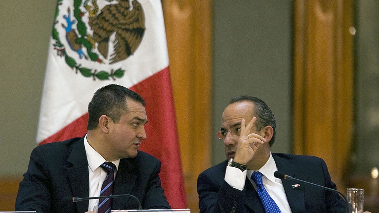 Mexican President Felipe Calderon (R) talks with Mexico's Secretary of Public Security Genaro Garcia Luna (L) during the XXIII Session of National Public Security at the Palacio Nacional in Mexico City, on August 21, 2008 . AFP PHOTO/Alfredo Estrella (Photo credit should read ALFREDO ESTRELLA/AFP via Getty Images)