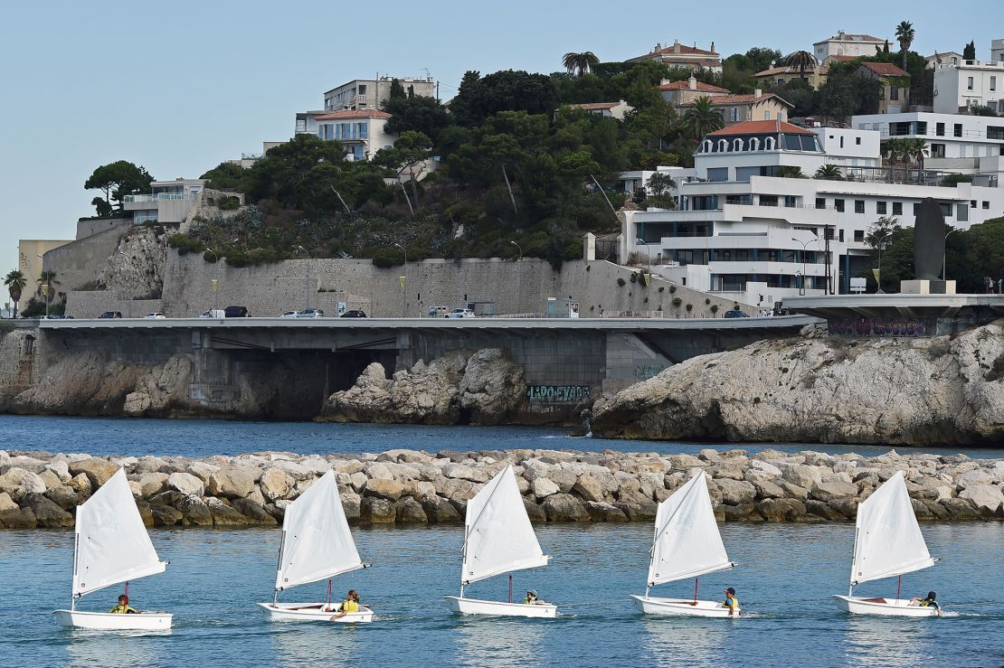 Para pelaut meninggalkan marina Roucas-Blanc di Marseille.