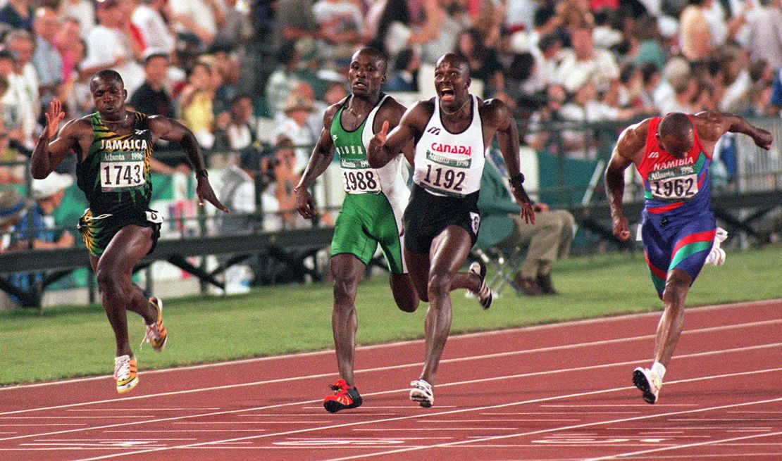 Kegembiraan tampak di wajah pelari Kanada Donovan Bailey (kedua dari kanan) setelah ia memecahkan rekor Olimpiade untuk memenangkan nomor final lari 100m putra di Stadion Olimpiade, Atlanta, tadi malam (Sabtu). Pelari Inggris Linford Christie, juara bertahan, didiskualifikasi setelah melakukan dua kali start yang salah. **Pelari lainnya LR, Michael Green, Davidson Ezinwa, dan Frankie Fredericks** (Foto oleh John Giles - PA Images/PA Images via Getty Images)