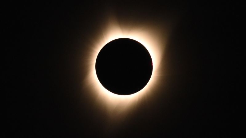 Повне сонячне затемнення: де і коли дивитися і на що звернути увагу
