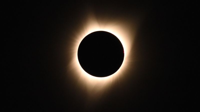 Eclipse solar total: onde e quando assistir e o que procurar