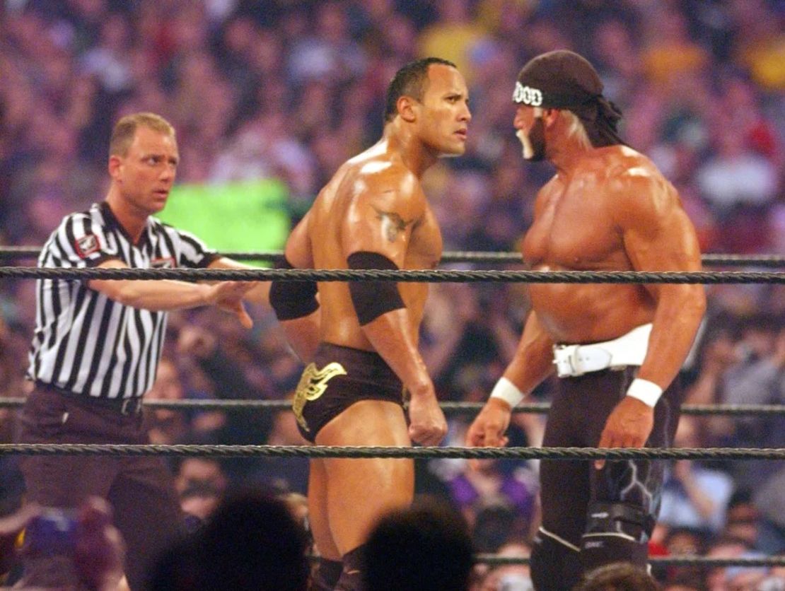 Hogan, en su personaje más rudo de "Hollywood", se enfrenta a The Rock en una lucha icónica en WrestleMania X8 en 2002.