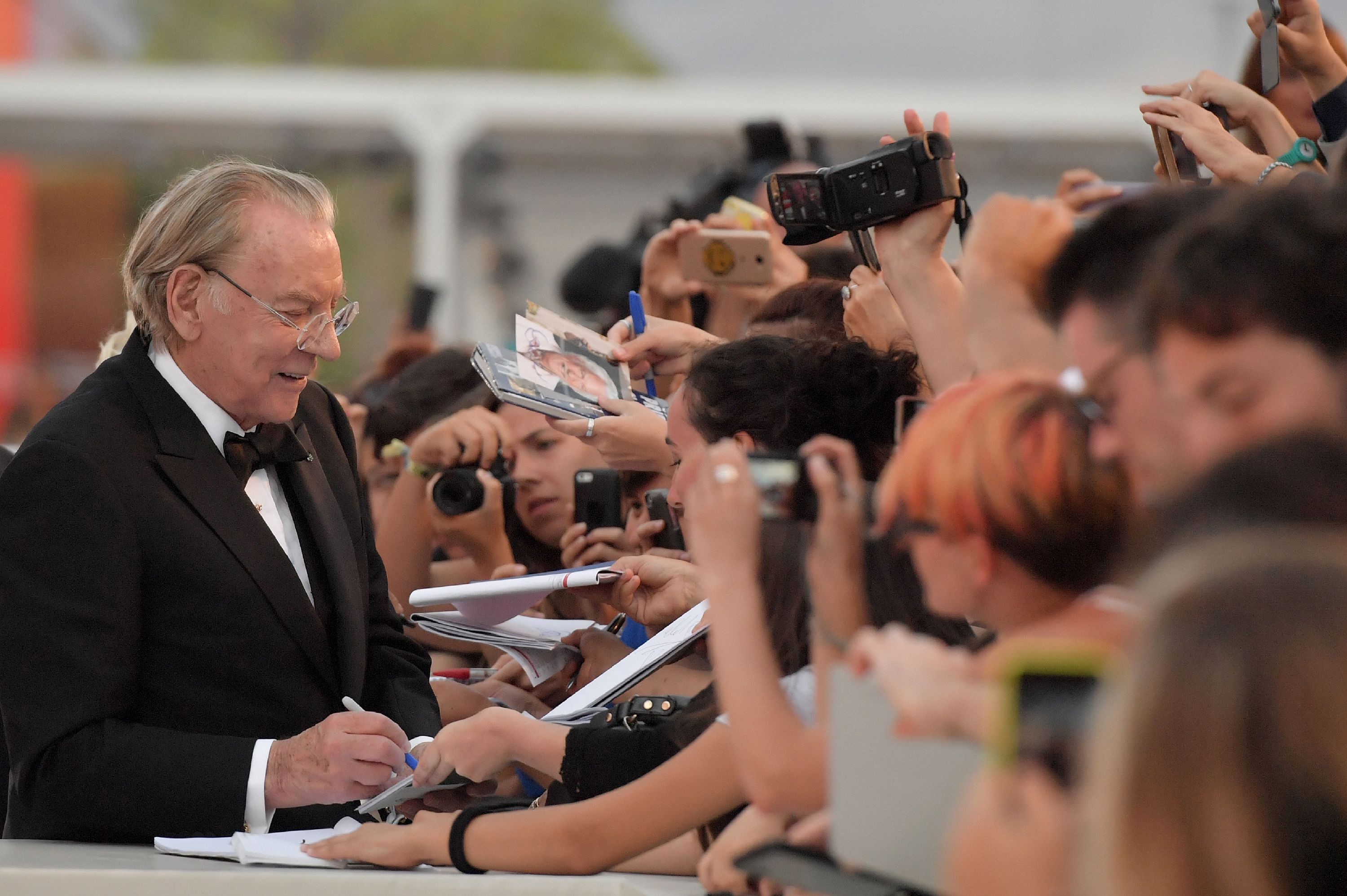 Sutherland signs autographs ahead of the premiere of “The Leisure Seeker” at the Venice Film Festival in 2017.