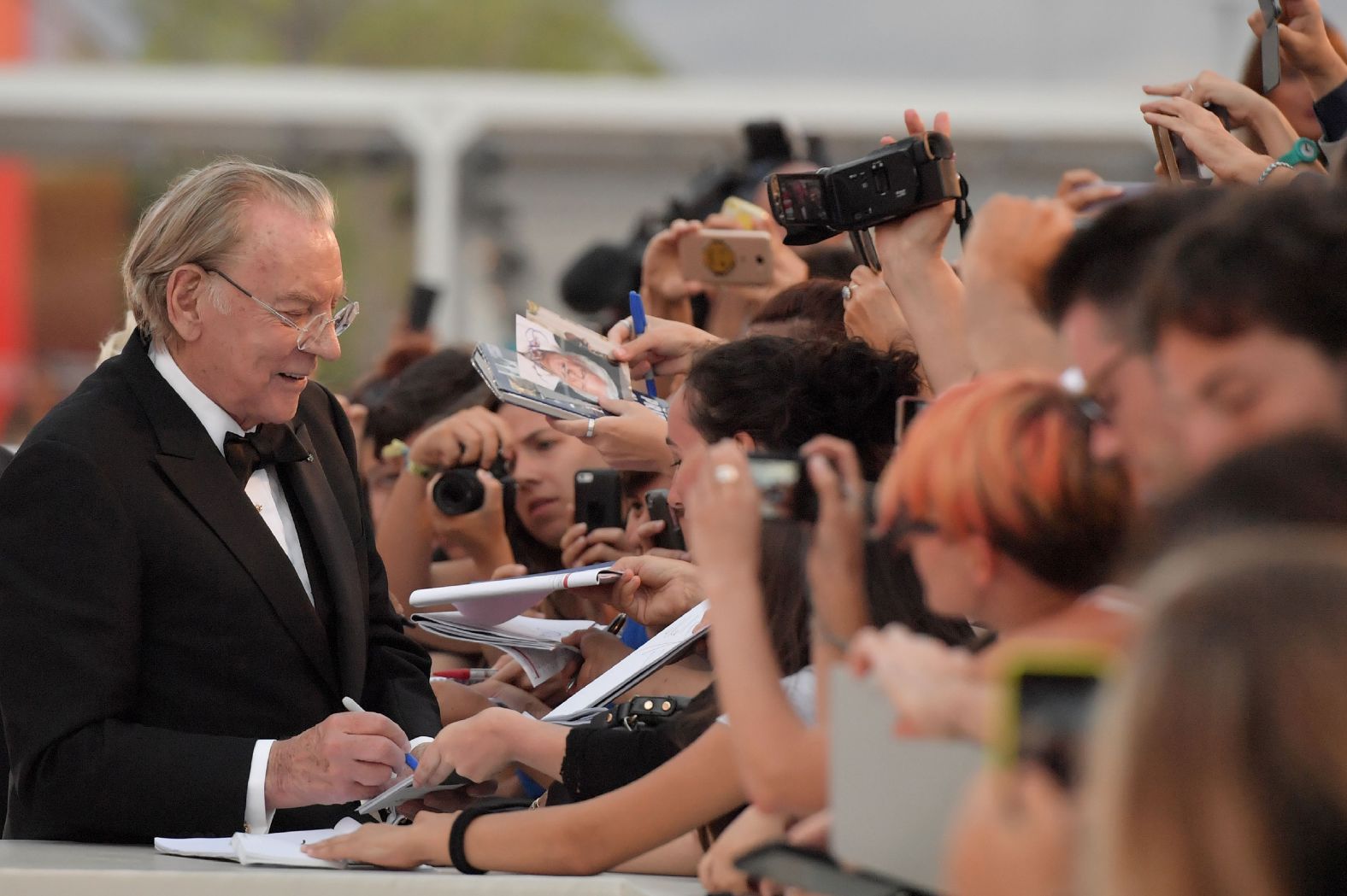 Actor Donald Sutherland signs autographs before the premiere of the movie "The Leisure Seeker" (Ella and John) presented in competition at the 74th Venice Film Festival on September 3, 2017 at Venice Lido. / AFP PHOTO / Tiziana FABI (Photo credit should read TIZIANA FABI/AFP via Getty Images)