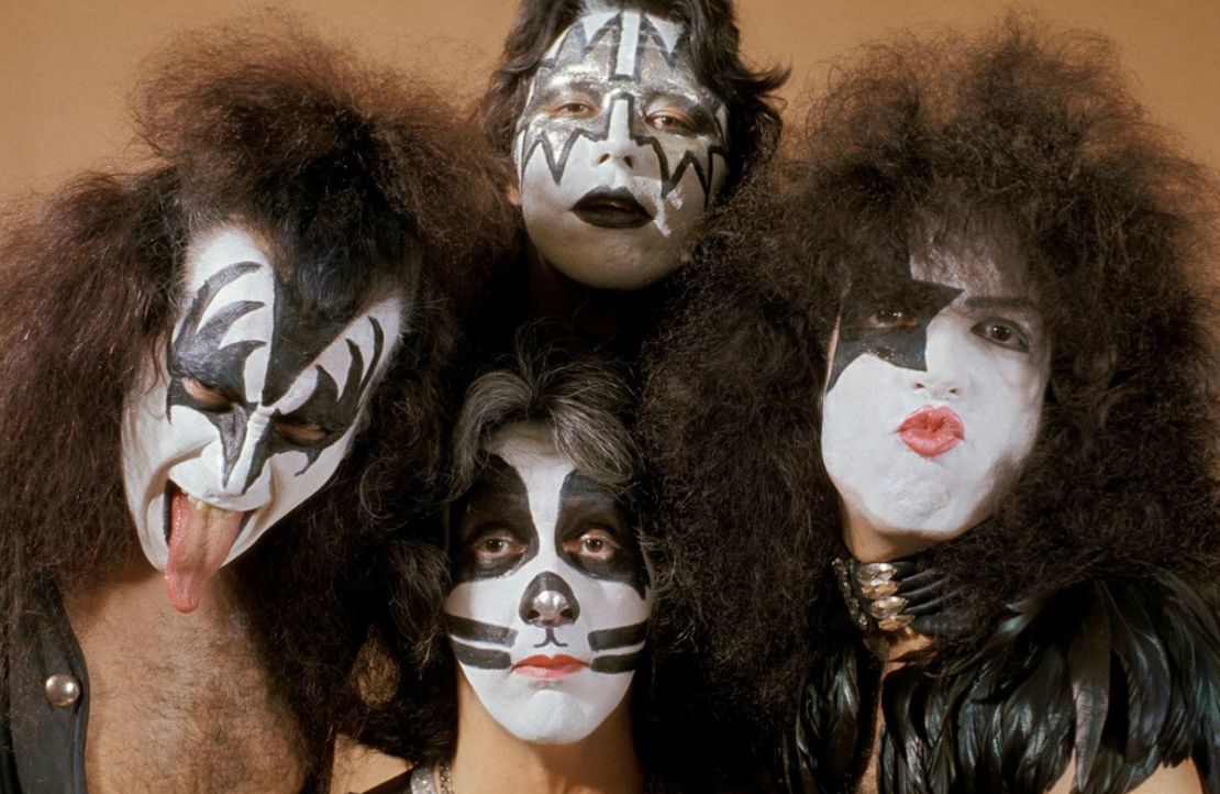 De izq. a der.: Gene Simmons (con la lengua afuera), Peter Criss (abajo), Ace Frehley (arriba), Paul Stanley, alrededor de 1976.