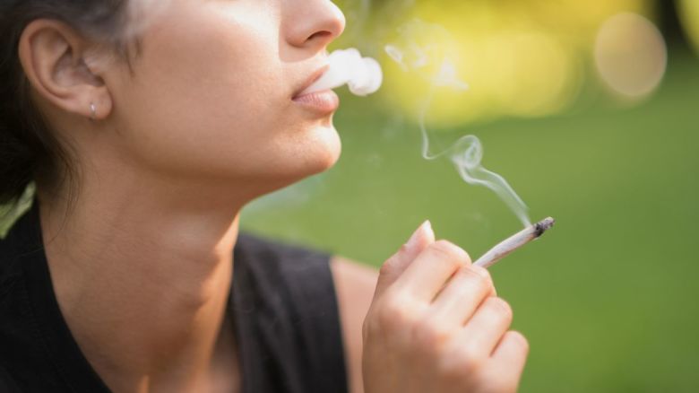 Al creer que la marihuana es segura, cada vez más mujeres recurren a ella para aliviar las náuseas y otras complicaciones del embarazo, según los expertos.