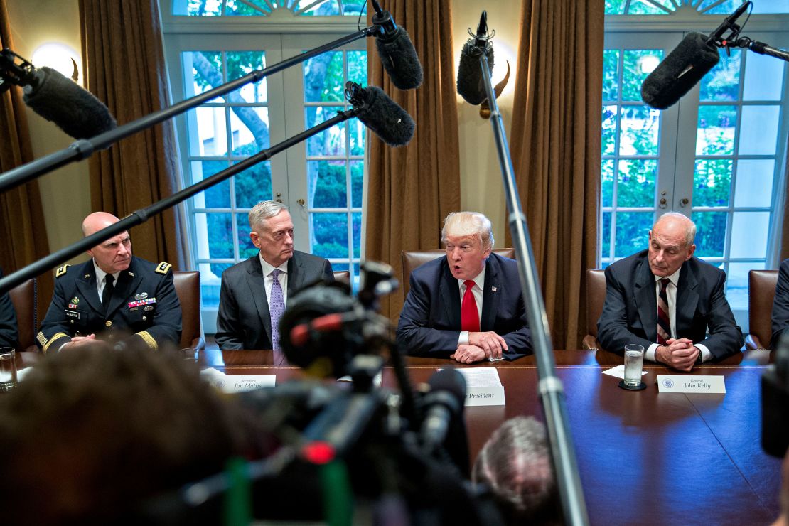 O presidente Donald Trump fala como consultor de segurança nacional HR McMaster, à esquerda, chefe de gabinete da Casa Branca John Kelly, segunda esquerda, e o secretário de defesa Jim Mattis, à direita, ouça durante um briefing com líderes militares seniores na sala do gabinete da Casa Branca em outubro 2017.