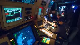 Los controladores de tráfico aéreo Derek Weaver y Tim Teceno, a la izquierda, trabajan en la sala de aproximación por radar en el Aeropuerto Internacional de Portland en 2017.
