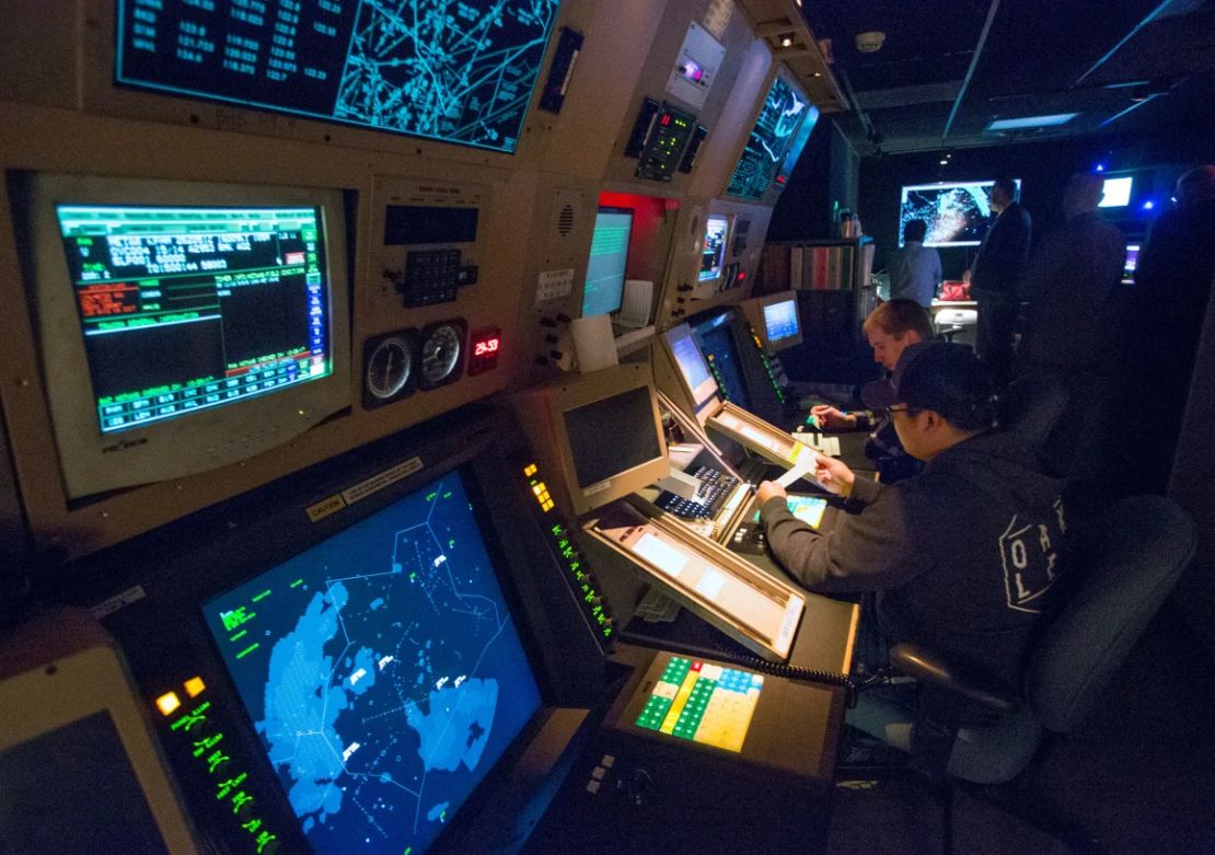 Los controladores de tráfico aéreo Derek Weaver y Tim Teceno, a la izquierda, trabajan en la sala de aproximación por radar en el Aeropuerto Internacional de Portland en 2017.