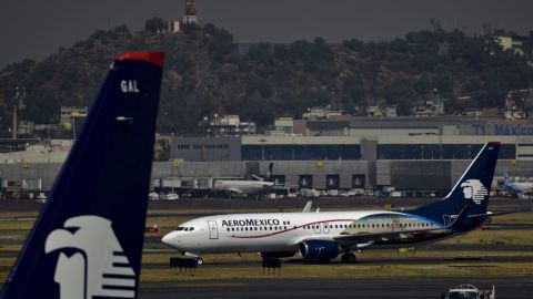 An airplane of Aeromexico sits on the tarmac at Mexico City's international airport, on November 28, 2017, as pilots of the Mexican flag carrier airline hold a strike following the dismissal of a fellow pilot.
A group of Aeromexico pilots went on strike early Tuesday, causing the cancellation of 40 flights at the international airport in the Mexican capital and affecting more than 3,500 engers, authorities said.
This strike, which does not have the of the union, originated in the wake of the dismissal of a pilot who was allegedly forced to fly with a tumor in the neck. / AFP PHOTO / Pedro PARDO (Photo credit should read PEDRO PARDO/AFP via Getty Images)