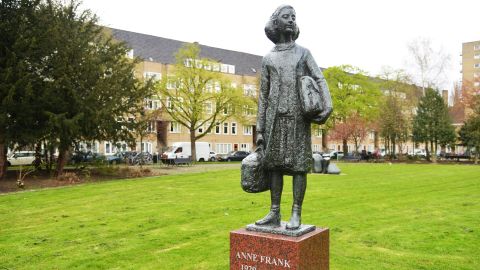 (GERMANY OUT) NLD, Niederlande, Amsterdam: Niederlande- Amsterdam-Stadtteil Rivierenbuurt. Denkmal der Anne Frank NLD, Netherlands, Amsterdam: Amsterdam-Netherlands- District Rivierenbuurt.Monument of Anne Frank (Photo by Klaus Rose\ullstein bild via Getty Images) 16 April, 2016