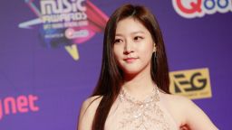 La actriz Kim Sae-ron asiste a los Mnet Asian Music Awards 2017 en Hong Kong.