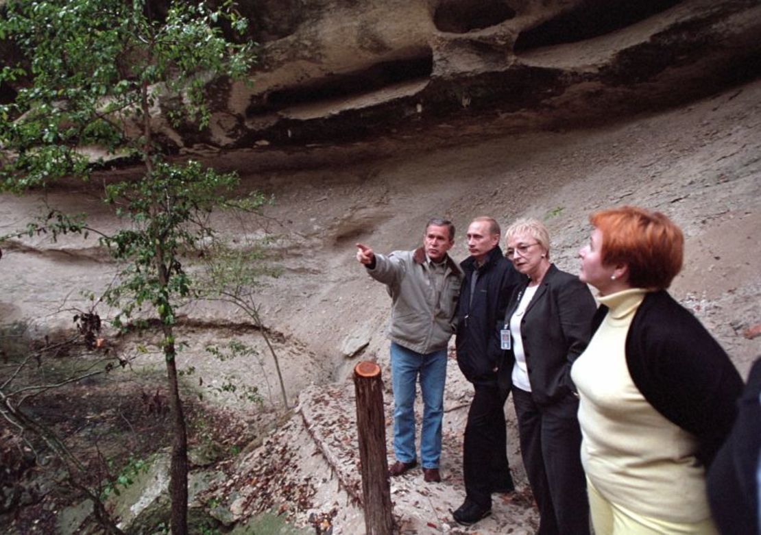 El presidente de EE.UU., George W. Bush, y el presidente de Rusia, Vladimir Putin, recorren un cañón y una cascada en el Rancho Bush, el 14 de noviembre de 2001, en Crawford, Texas.