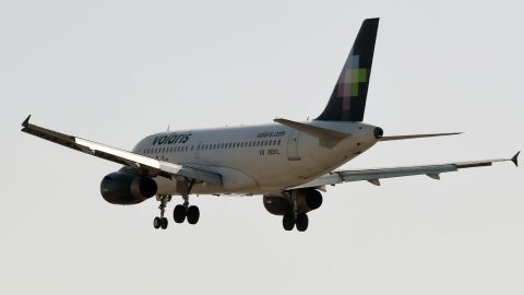 Un avión de la aerolínea mexicana Volaris se acerca al Aeropuerto Internacional Benito Juárez en la Ciudad de México el 17 de enero de 2018.