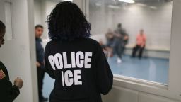 Inmigrantes indocumentados esperan en una celda de detención en un centro de procesamiento de Inmigración y Control de Aduanas de EE.UU. (ICE) el 11 de abril de 2018 en el Edificio Federal de EE. UU. en el bajo Manhattan, Ciudad de Nueva York.