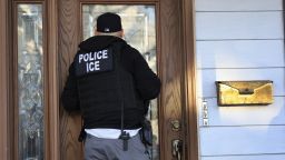 Agentes del Servicio de Inmigración y Control de Aduanas (ICE) de EE.UU. llegan a una vivienda en Flatbush Gardens.