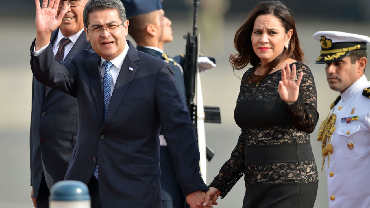 Honduras' President Juan Orlando Hernandez and his wife Ana Garcia wave upon arrival at the Peruvian Air Force (FAP) Grupo Aereo Nº 8 (8th Air Group) base in Callao, Lima on April 12, 2018, to take part in the Summit of the Americas. / AFP PHOTO / Luka GONZALES (Photo credit should read LUKA GONZALES/AFP via Getty Images)