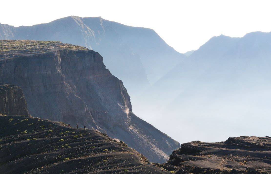 Caminantes recorren el borde de los cráteres del monte Tambora el 19 de julio de 2006.