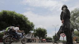 Un policía vigila las calles de Tibú, en la región de Catatumbo, departamento de Norte Santander, en el noreste de Colombia, el 27 de abril de 2018.