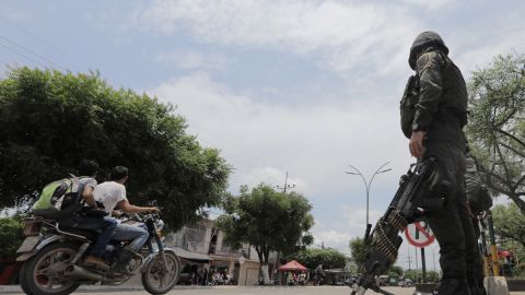 Un policía vigila las calles de Tibú, en la región de Catatumbo, departamento de Norte Santander, en el noreste de Colombia, el 27 de abril de 2018.