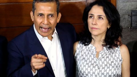 Peru's former President (2011-2016) Ollanta Humala speaks next to his wife Nadine Heredia outside their home after being released from preventative detention awaiting trial on charges of money laundering, in Lima on April 30, 2018. - Humala and Heredia, who allegedly received millions of dollars in illegal campaign donations from Brazilian construction giant Odebrecht ahead of the 2011 election, had been in prison since July 2017. (Photo by Luka GONZALES / AFP) (Photo credit should read LUKA GONZALES/AFP via Getty Images)