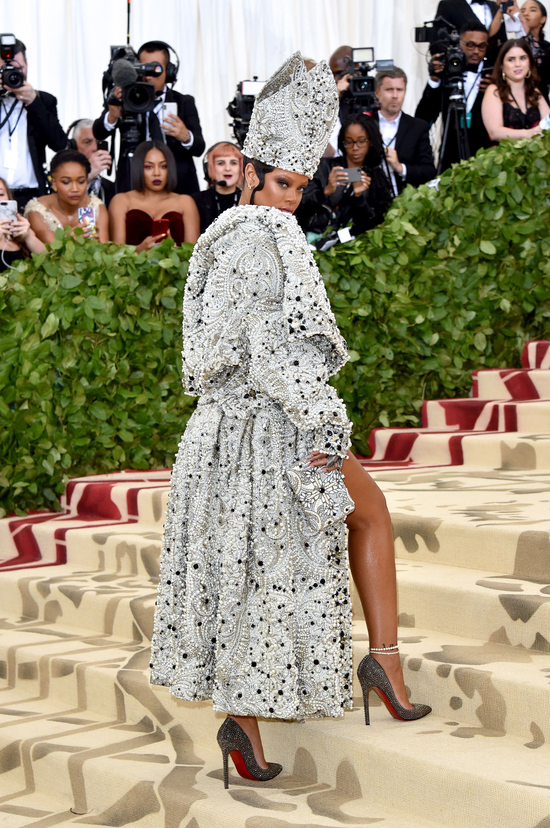 La suela roja es un auténtico elemento básico de la alfombra roja. Rihanna eligió un par para usar en la Met Gala con el tema "Camp" de 2019.