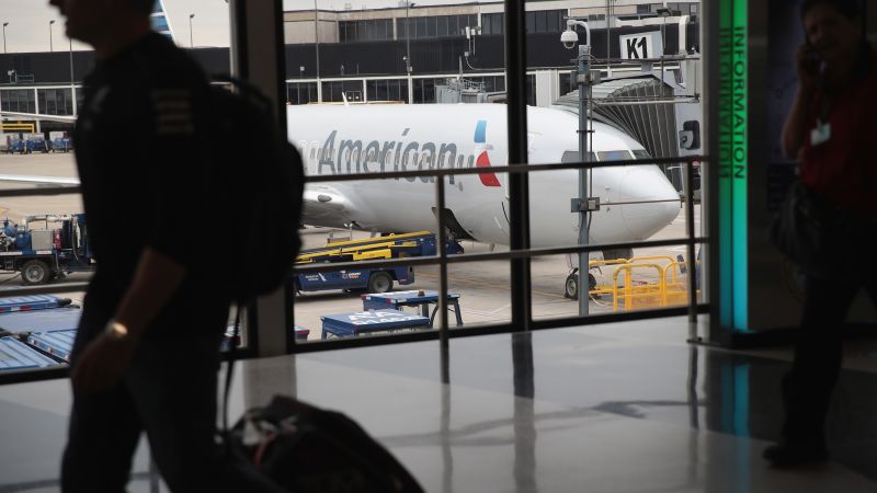 American Airlines повишава цените на регистрирания багаж