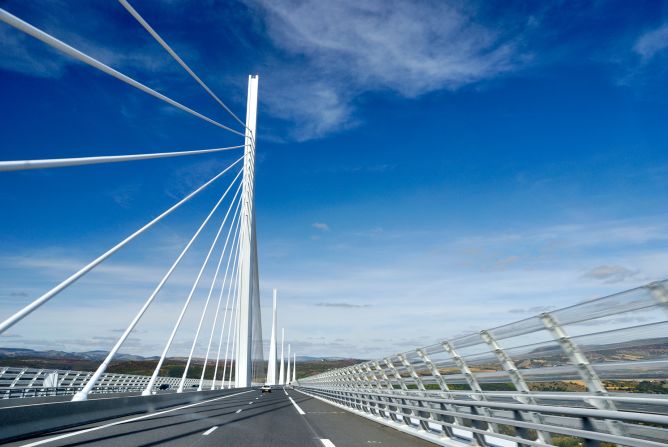 <strong>Special effects:</strong> The viaduct is imperceptibly curved, allowing drivers to see the whole road in front of them.