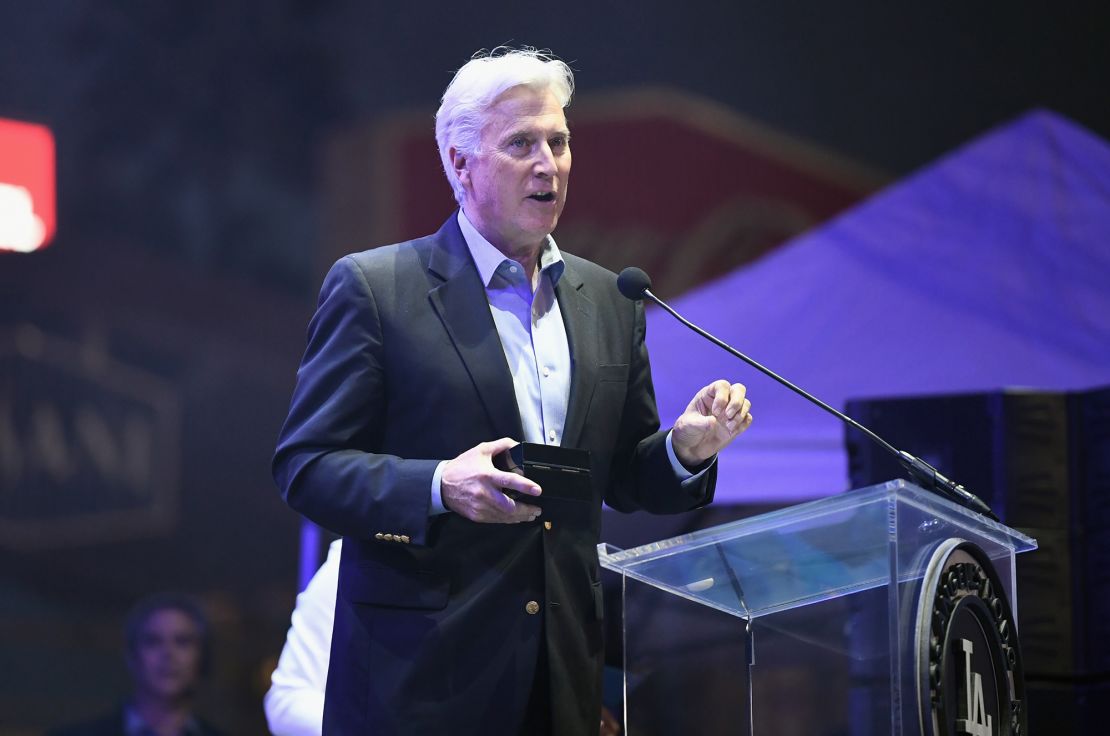 Mark Walter, CEO de Guggenheim Partners, ya es el principal propietario de los Dodgers de Los Ángeles y el principal propietario de los Lakers.