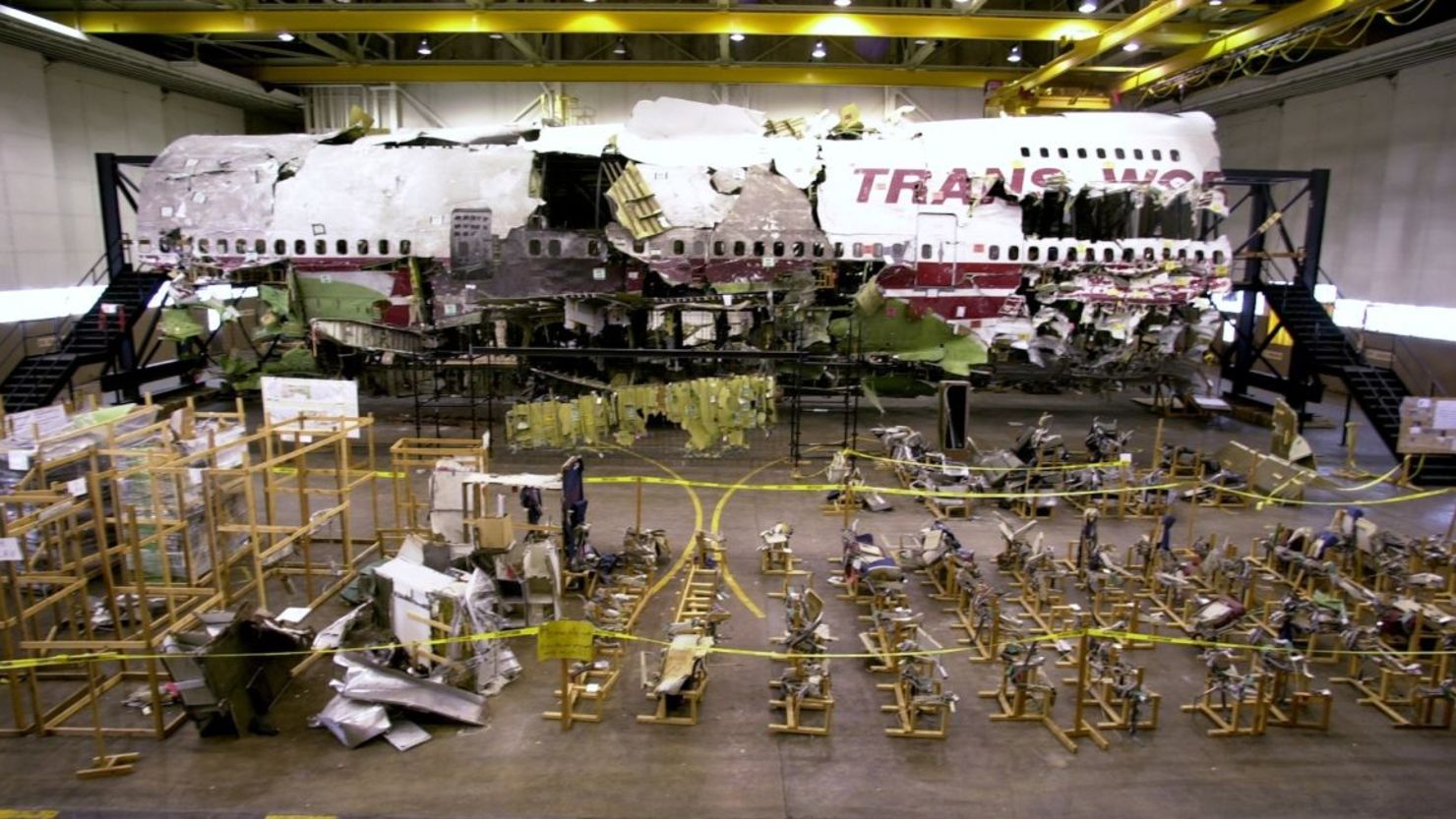 Los restos del vuelo 800 de TWA se almacenaron en un hangar en Calverton, Nueva York, mientras los investigadores indagaban sobre la causa de la explosión del avión poco después de despegar del Aeropuerto Internacional John F. Kennedy el 17 de julio de 1996.