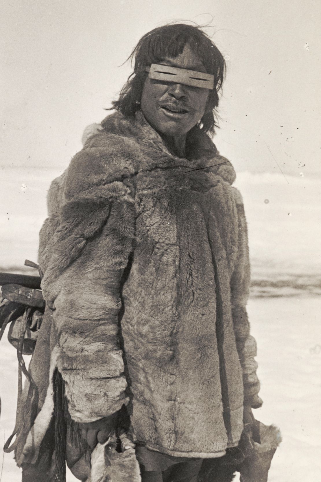 Een Inuit-jager afgebeeld met een houten sneeuwbril in de Canadese Northwest Territories in 1921.