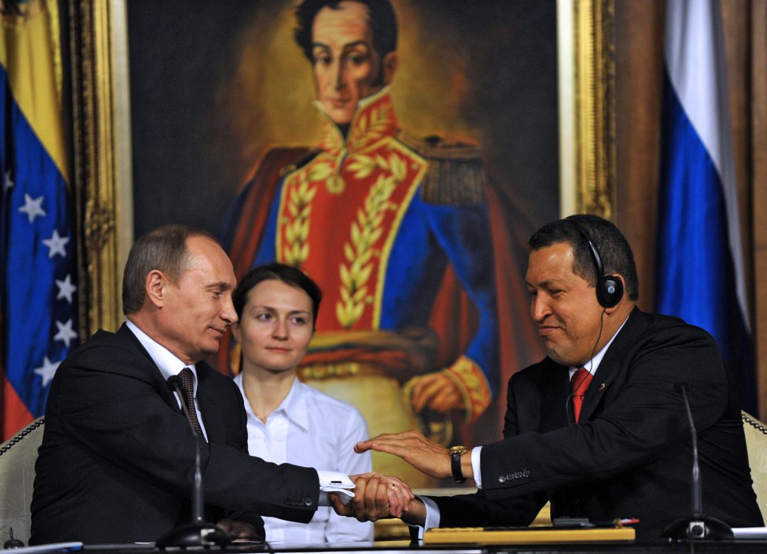 El presidente de Venezuela, Hugo Chávez (der.), estrecha la mano de Vladimir Putin, durante su visita al palacio presidencial de Miraflores en Caracas el 2 de abril de 2010.