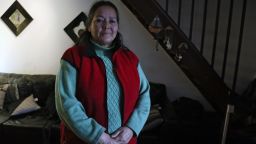 La chilena Josefina Sandoval posa durante una entrevista con AFP en Santiago, el 10 de junio de 2018. Sandoval dio a luz a una niña el 24 de junio de 1980 en el hospital Paula Jaraquemada de Santiago y nunca más se supo de ella.