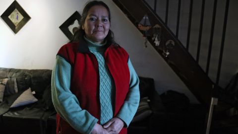 La chilena Josefina Sandoval posa durante una entrevista con AFP en Santiago, el 10 de junio de 2018. Sandoval dio a luz a una niña el 24 de junio de 1980 en el hospital Paula Jaraquemada de Santiago y nunca más se supo de ella.