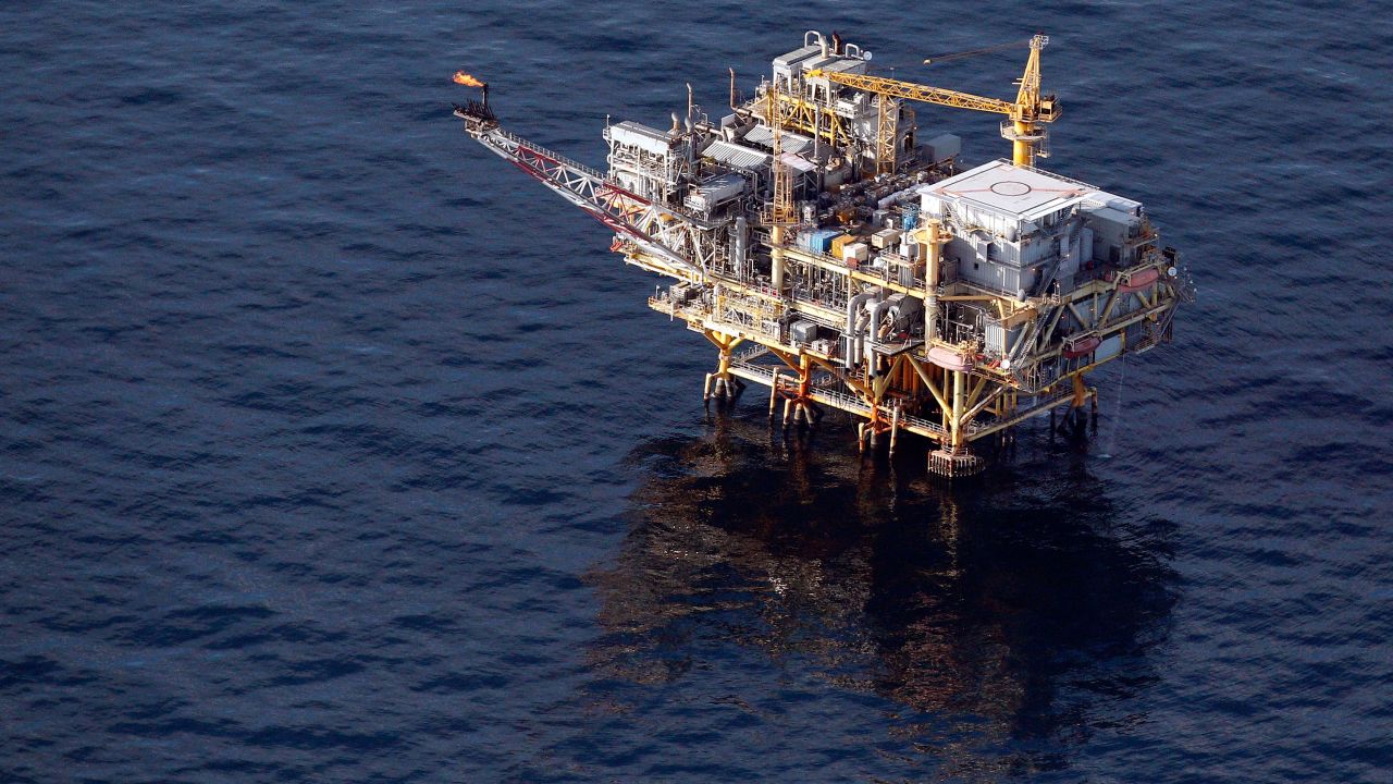 NEW ORLEANS - APRIL 28: An oil rig near the Deepwater Horizon wellhead in the Gulf of Mexico on April 28, 2010 near New Orleans, Louisiana. An estimated leak of 1,000-5,000 barrels of oil a day are still leaking into the gulf. (Photo by Chris Graythen/Getty Images)