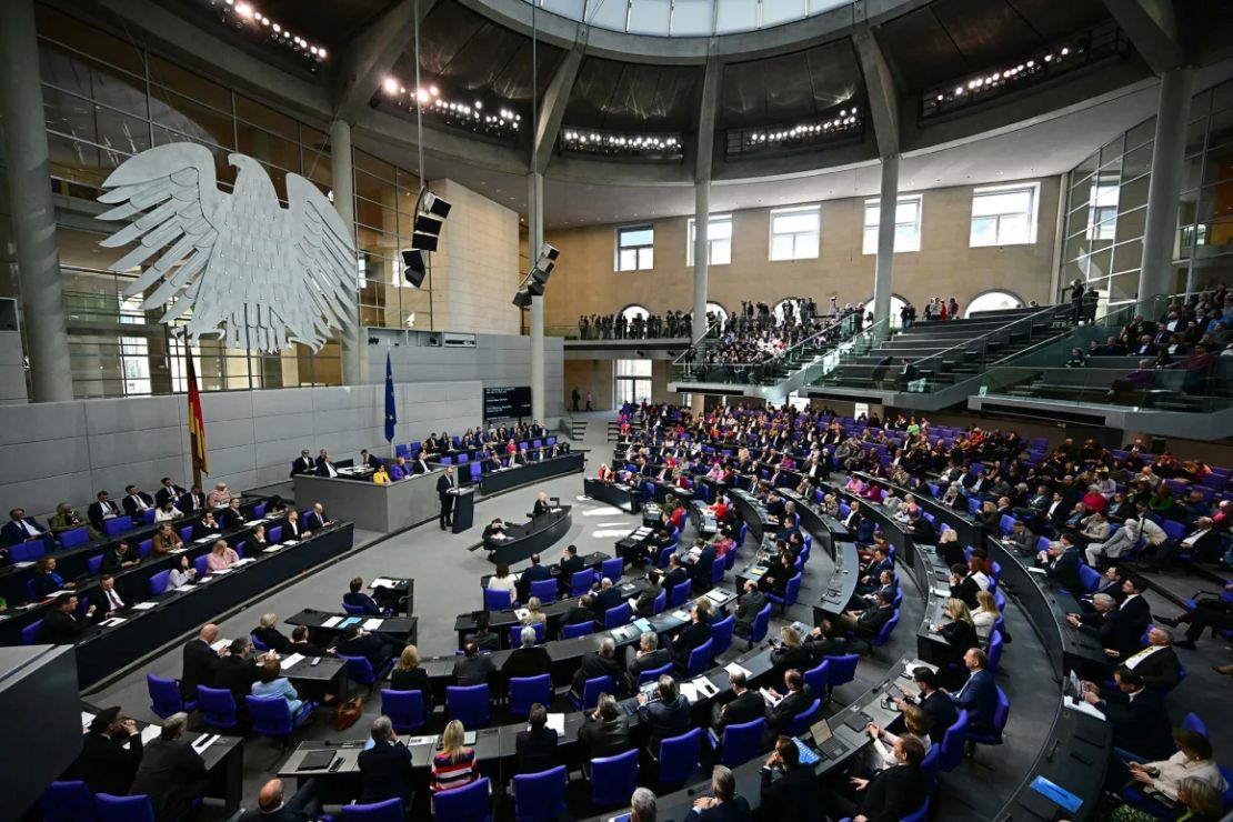 Merz habla en el Bundestag durante su votación para eliminar el freno de la deuda en Berlín, 18 de marzo de 2025.
