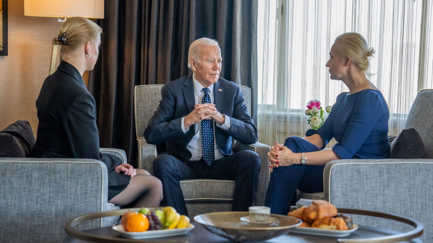 Trong bức ảnh do Nhà Trắng công bố hôm thứ Năm, người ta thấy Tổng thống Joe Biden đang gặp vợ và con gái của Alexey Navalny, Yulia và Dasha Navalnaya, ở San Francisco, California.