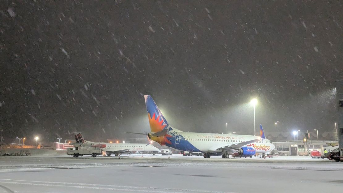 A number of British airports shut runways following heavy snow | The Gentleman Report