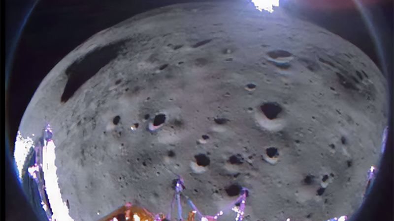 Лунният апарат Odysseus споделя нови снимки от мъчителното си спускане