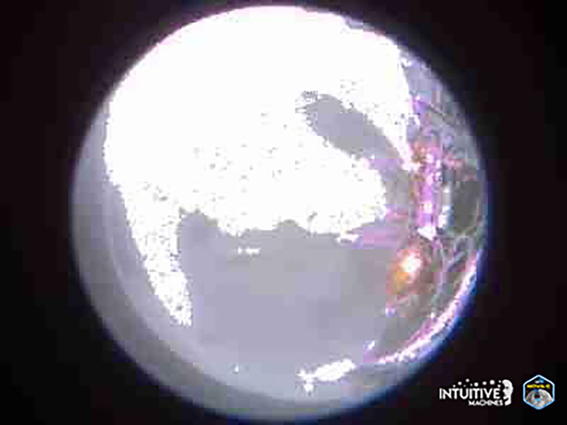 Em outra imagem compartilhada pela Intuitive Machines na segunda-feira, a empresa disse que a espaçonave entregou fotos de sua descida na região Malapert A da lua, que fica perto do pólo sul lunar.