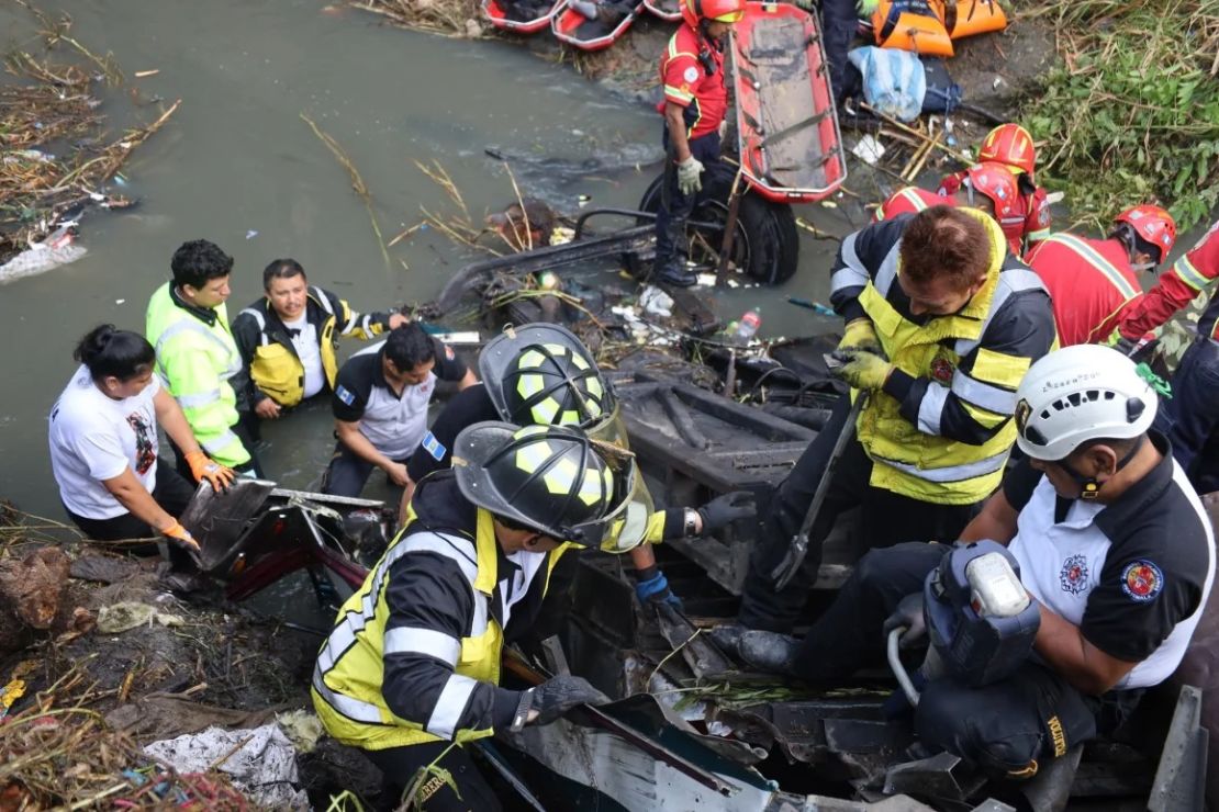 Personal de emergencia en el lugar del incidente.